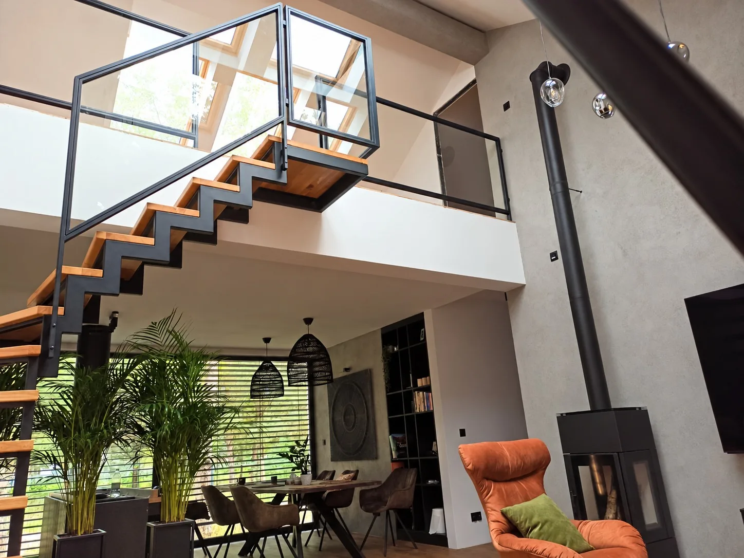 Schody z balustradą szklaną