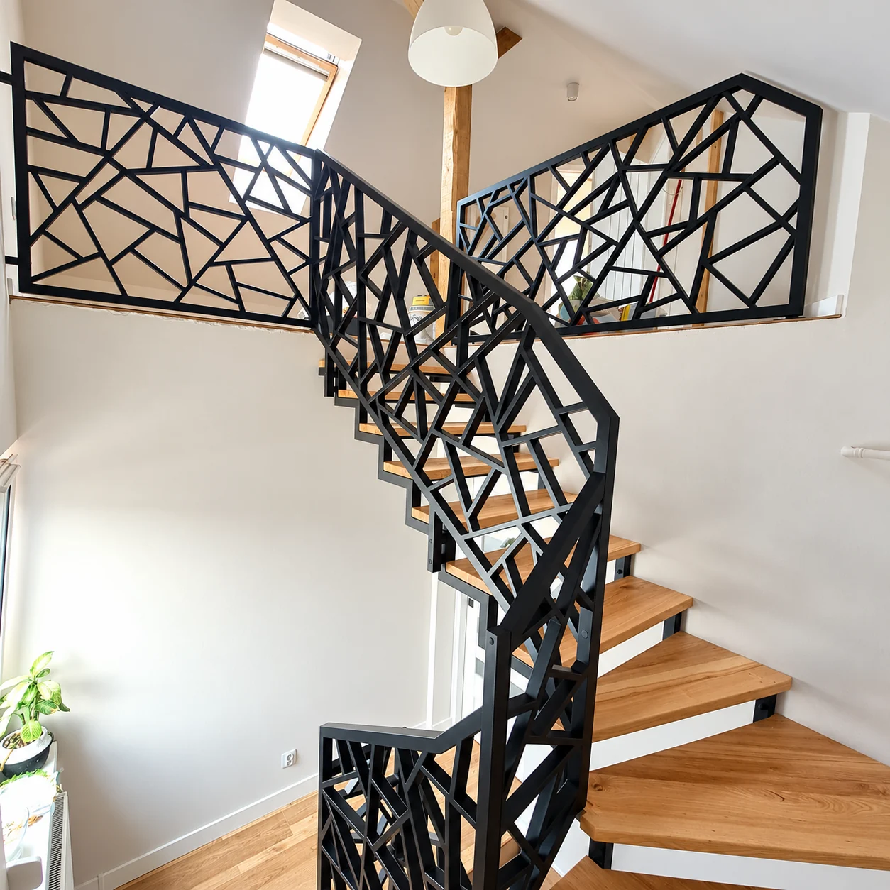 Schody z geometryczną balustradą