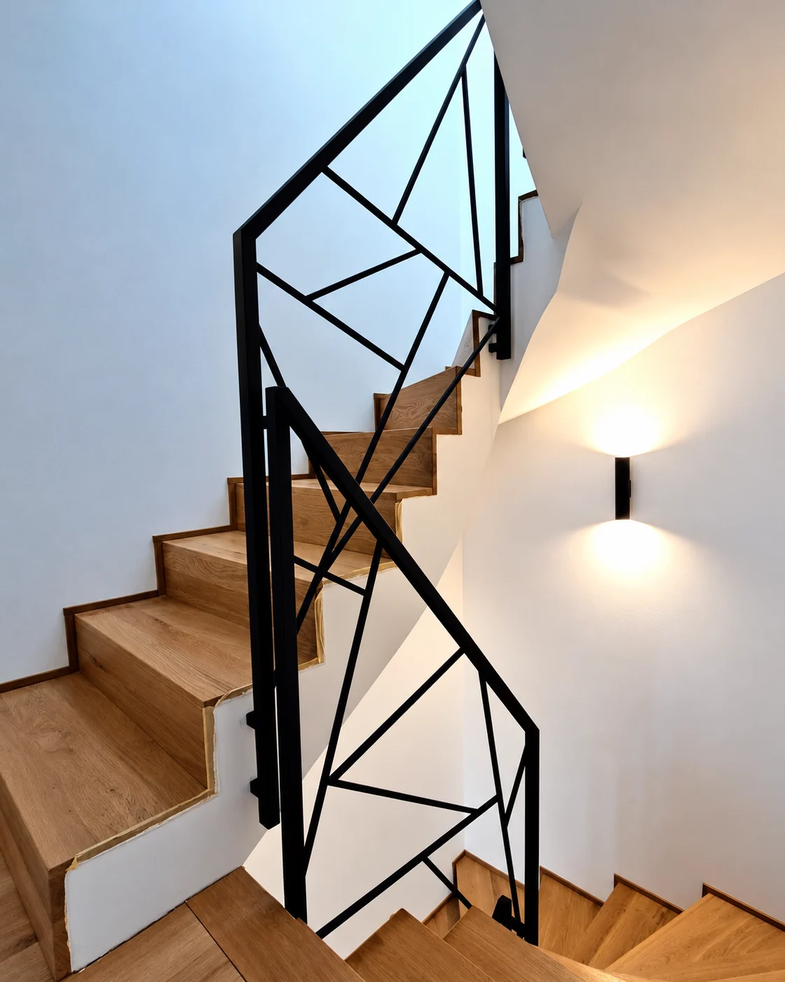 Balustrada geometryczna przy schodach